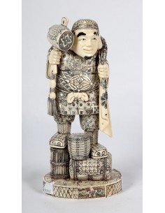 Figura de hueso policromado...