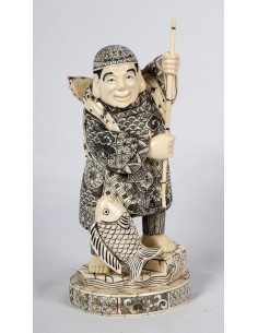 Figura de hueso policromado...