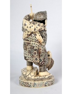 Figura de hueso policromado... 2